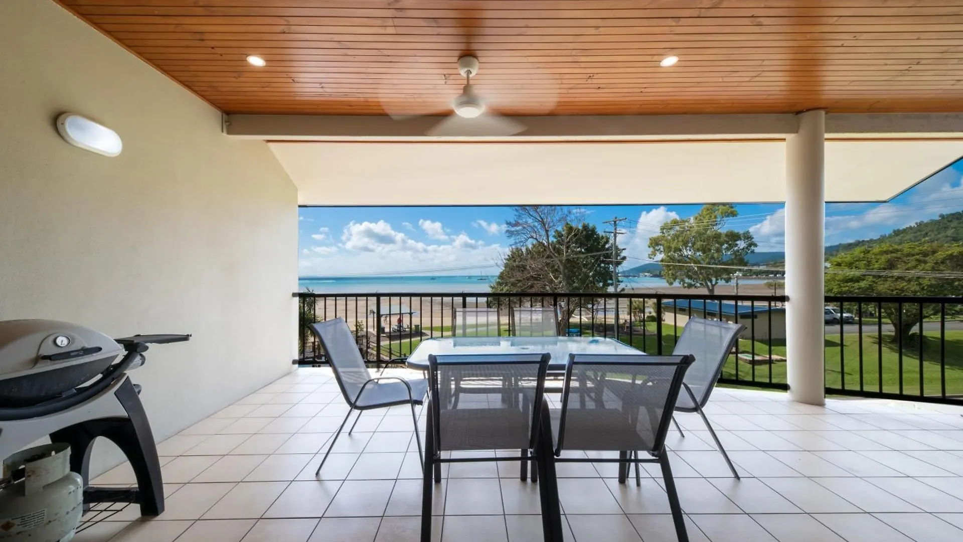 Whitsunday Beachfront Apartment On Coral Esplanade Cannonvale